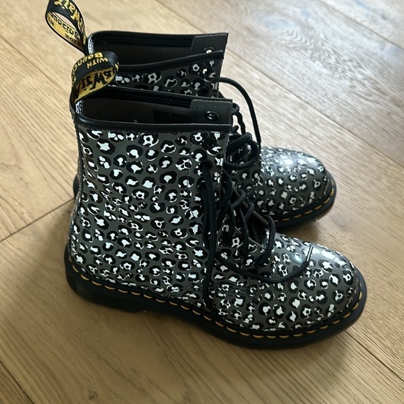 Doc Martens 1460 Lace-Up Boot
GREY LEOPARD, Size 5UK (7 Women New) - Picture 6 of 9
